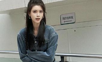 跳入“www吃瓜网.com”的传送门，像极了一场由傻瓜导演的荒诞剧。