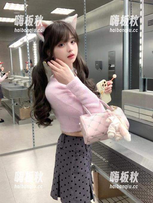 来到吃瓜网的入口，心里默默想着要不要露一手自己的八卦技艺～