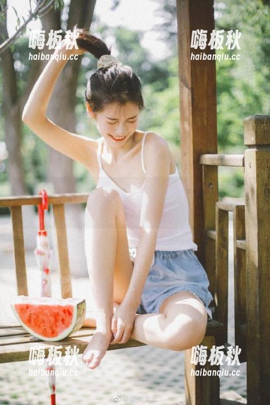 视频一开场，我就感觉要被吃瓜黑网的花样玩坏了…