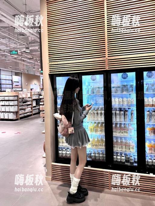 海角黑料最新深扒，真的是琐事都能滚成大瓷罐！
