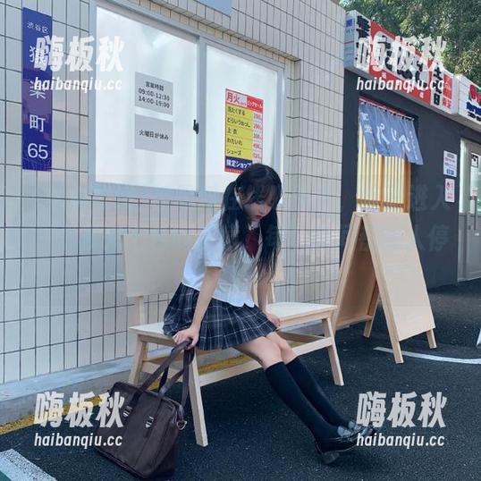 被黑料在线吸引了，像是进入一个五光十色的梦境，每个瞬间都让人停顿…